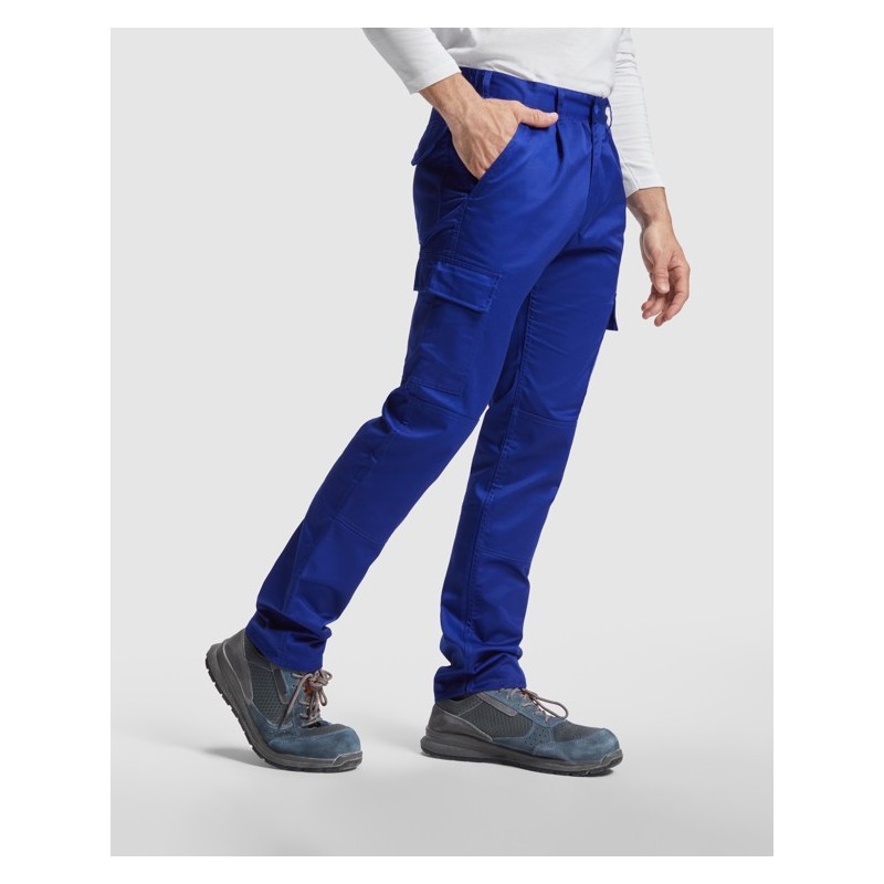 Pantalón largo laboral corte recto y tejido resistente.