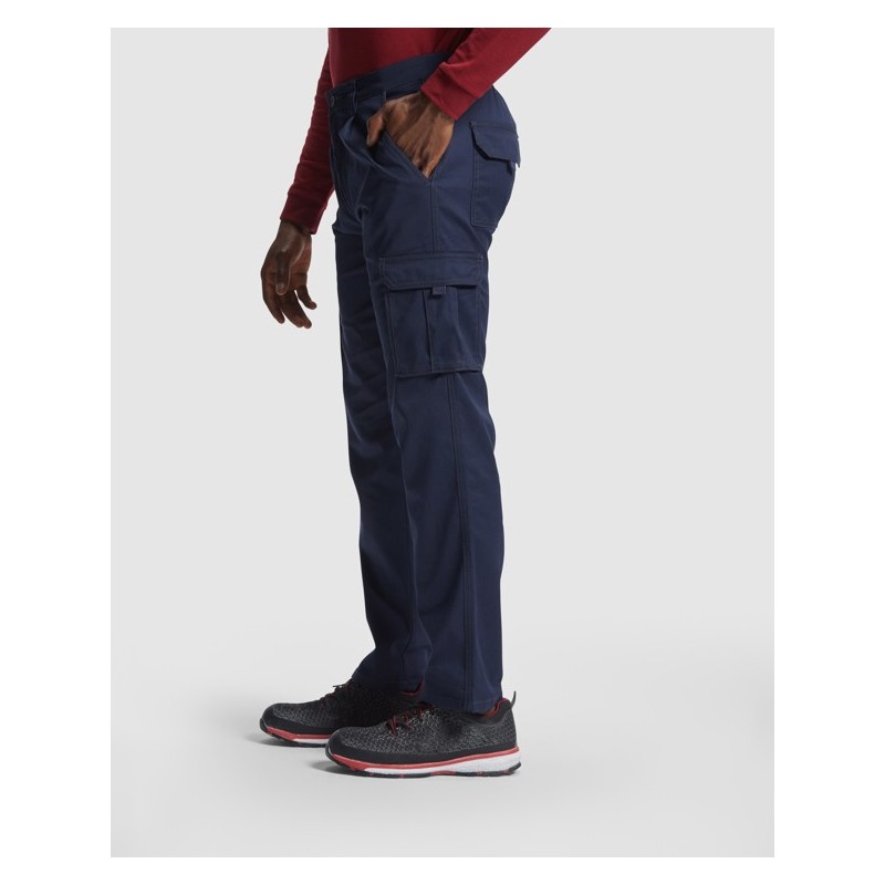 Pantalón largo con elastano para mayor libertad de movimiento.
